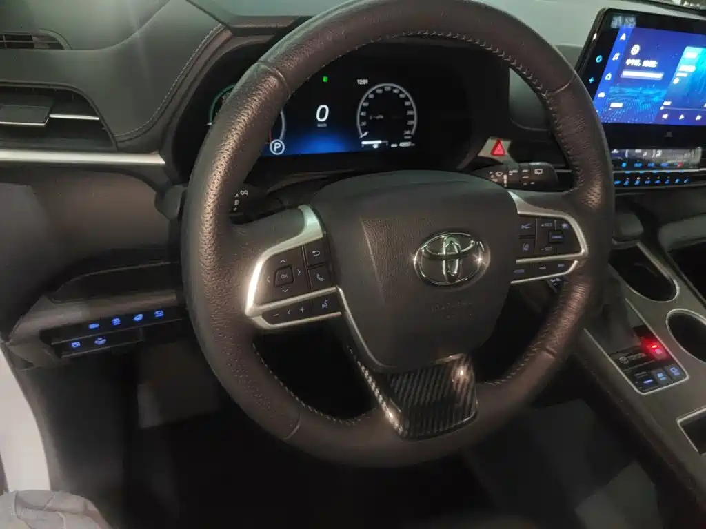 Toyota Granvia — фото 11