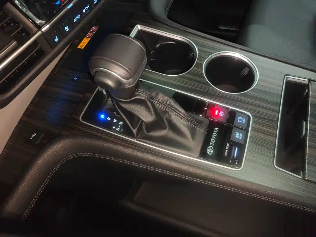 Toyota Granvia — фото 14