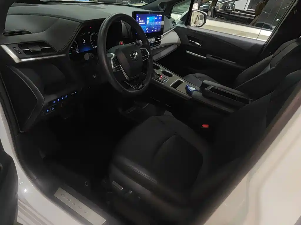 Toyota Granvia — фото 15