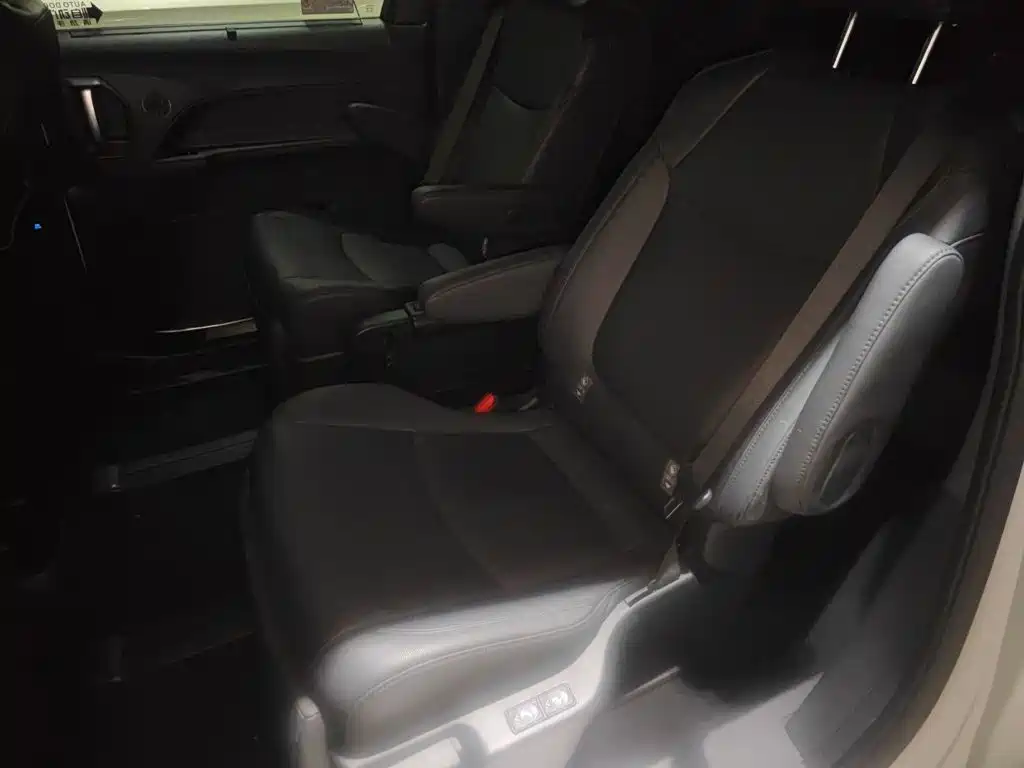Toyota Granvia — фото 17