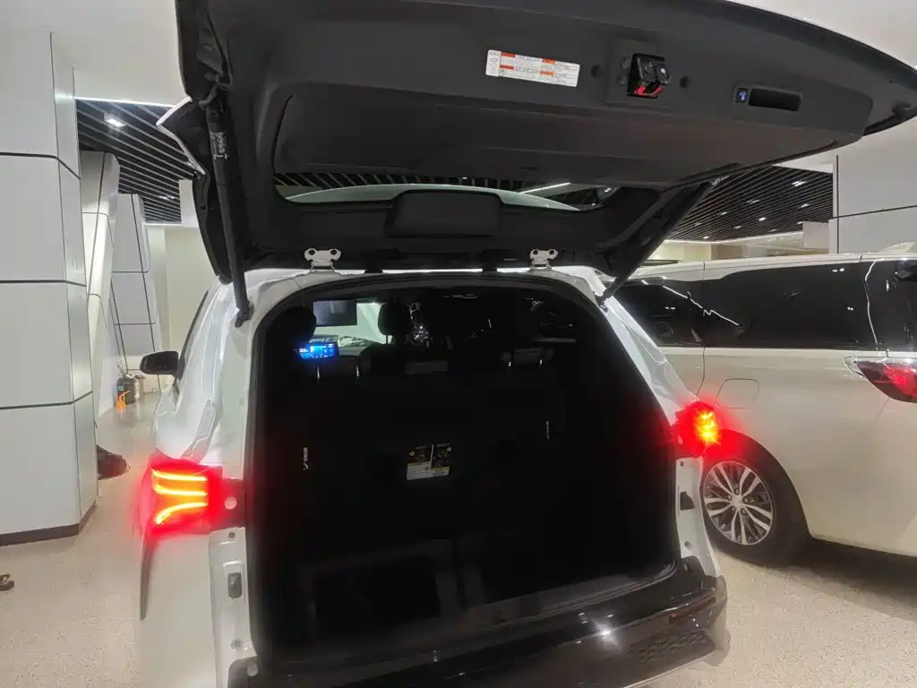 Toyota Granvia — фото 19