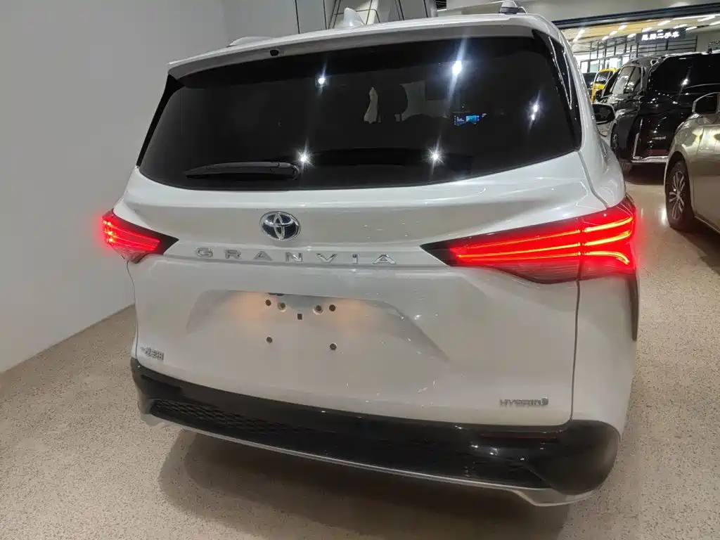 Toyota Granvia — фото 6