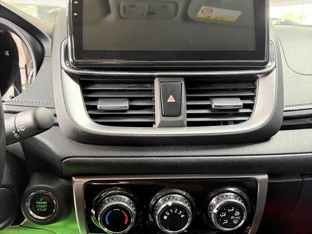 Toyota Yaris L — фото 11