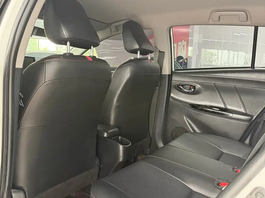Toyota Yaris L — фото 13