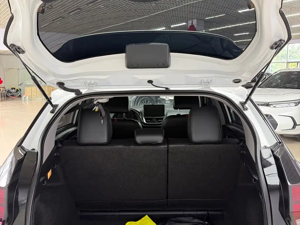 Toyota Yaris L — фото 17