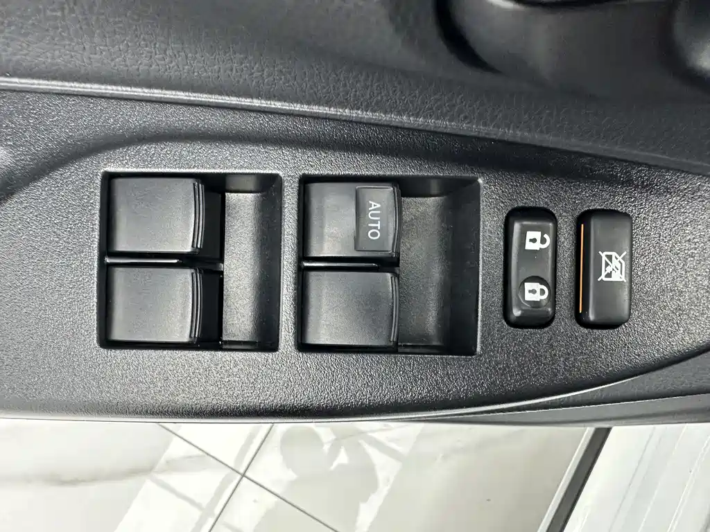 Toyota Yaris L — фото 11