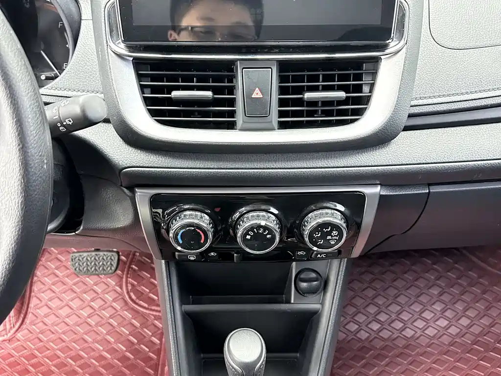Toyota Yaris L — фото 14