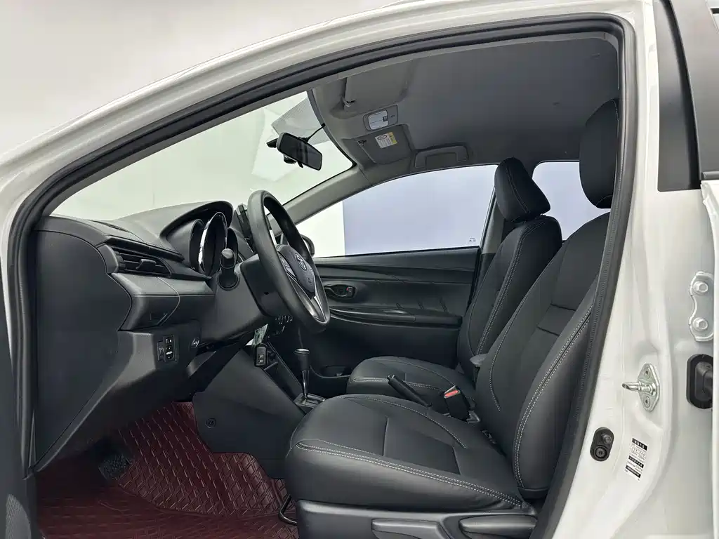 Toyota Yaris L — фото 5