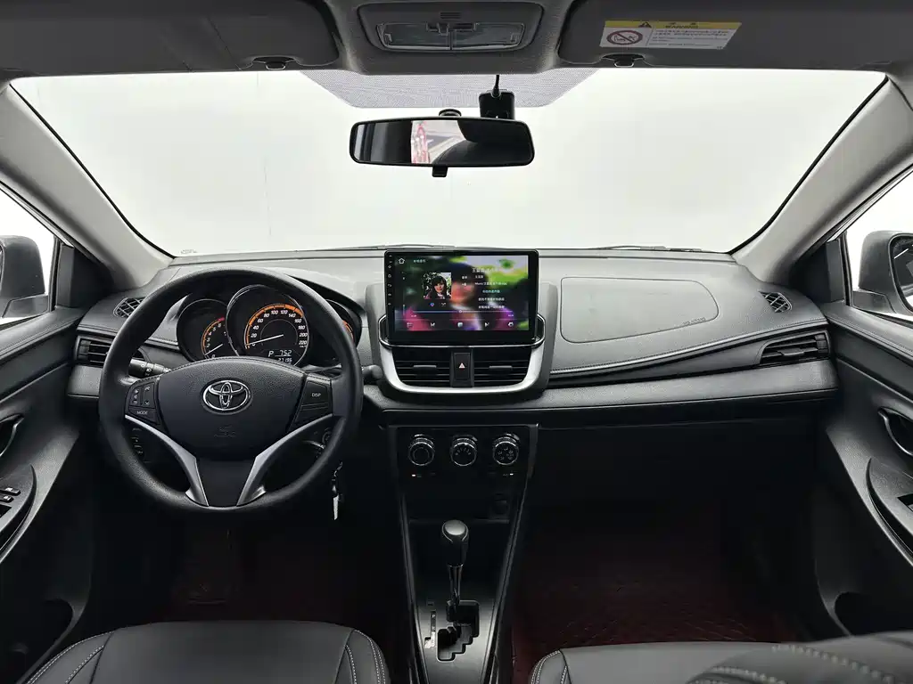 Toyota Yaris L — фото 7
