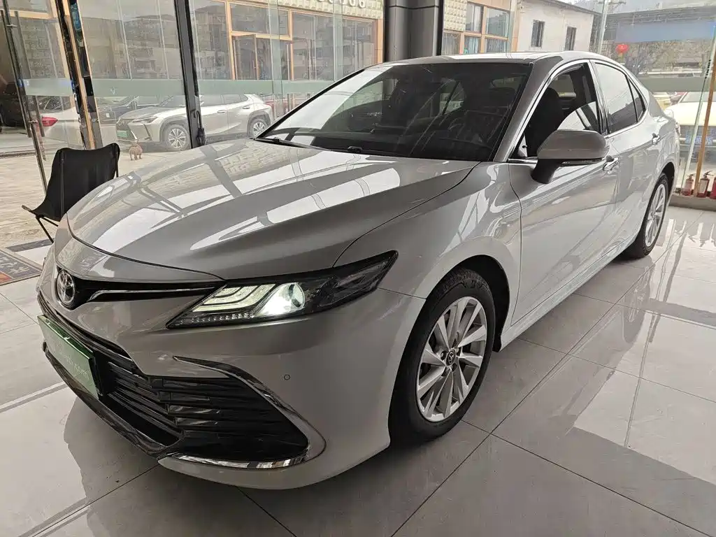 Toyota Camry — фото 2