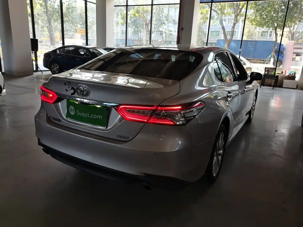 Toyota Camry — фото 5
