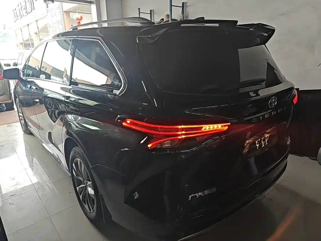 Toyota Sienna — фото 5