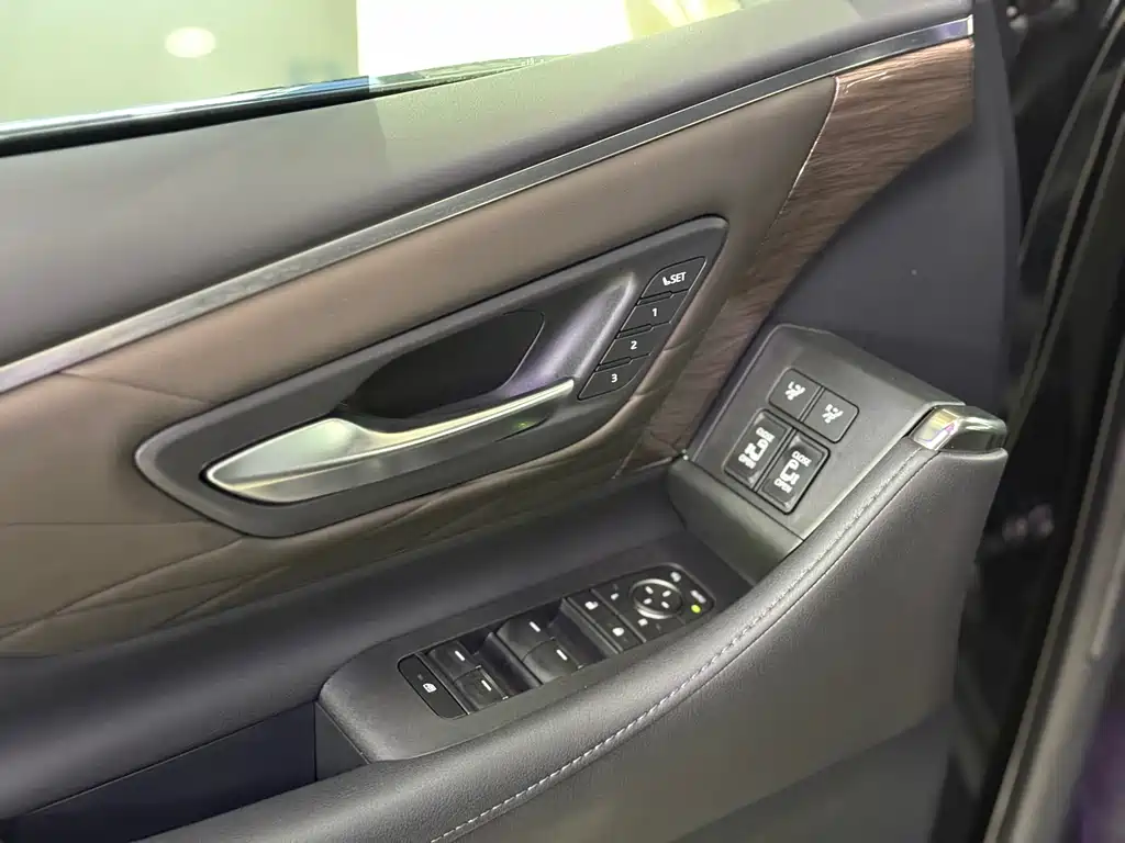 Toyota Alphard — фото 9