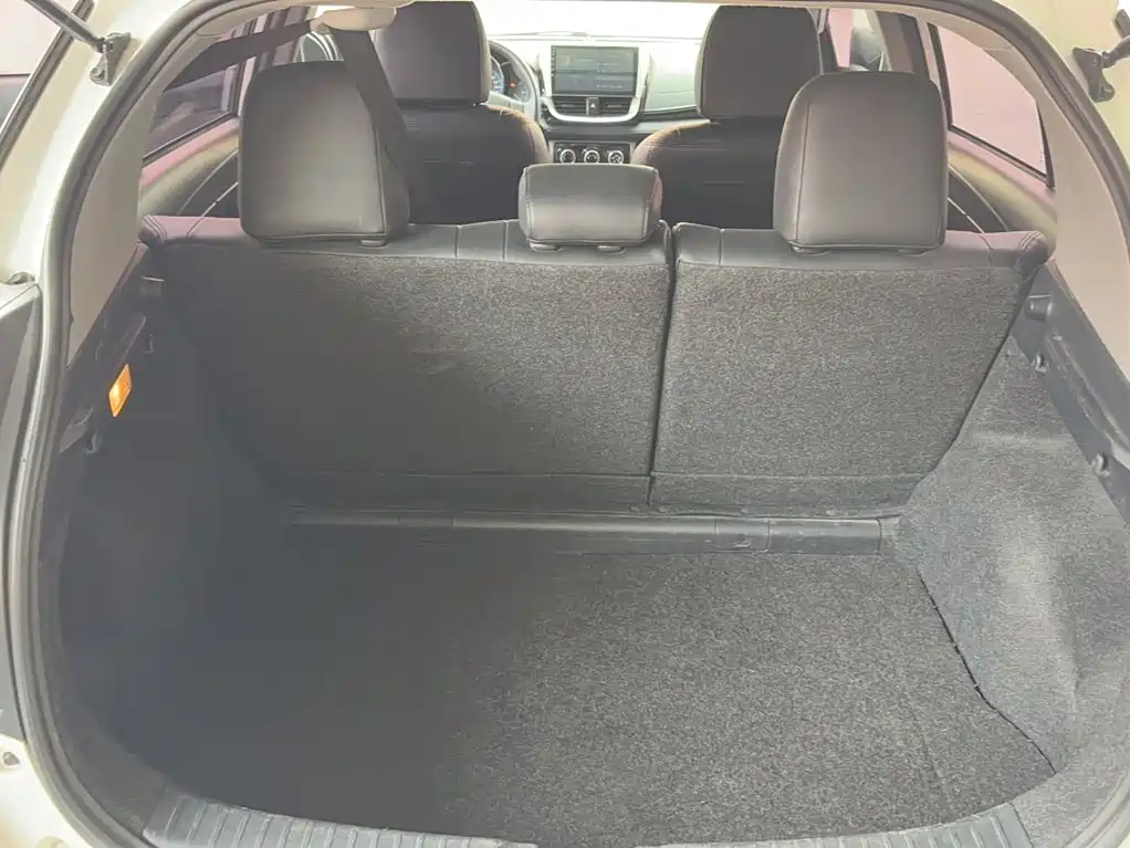 Toyota Yaris L — фото 3