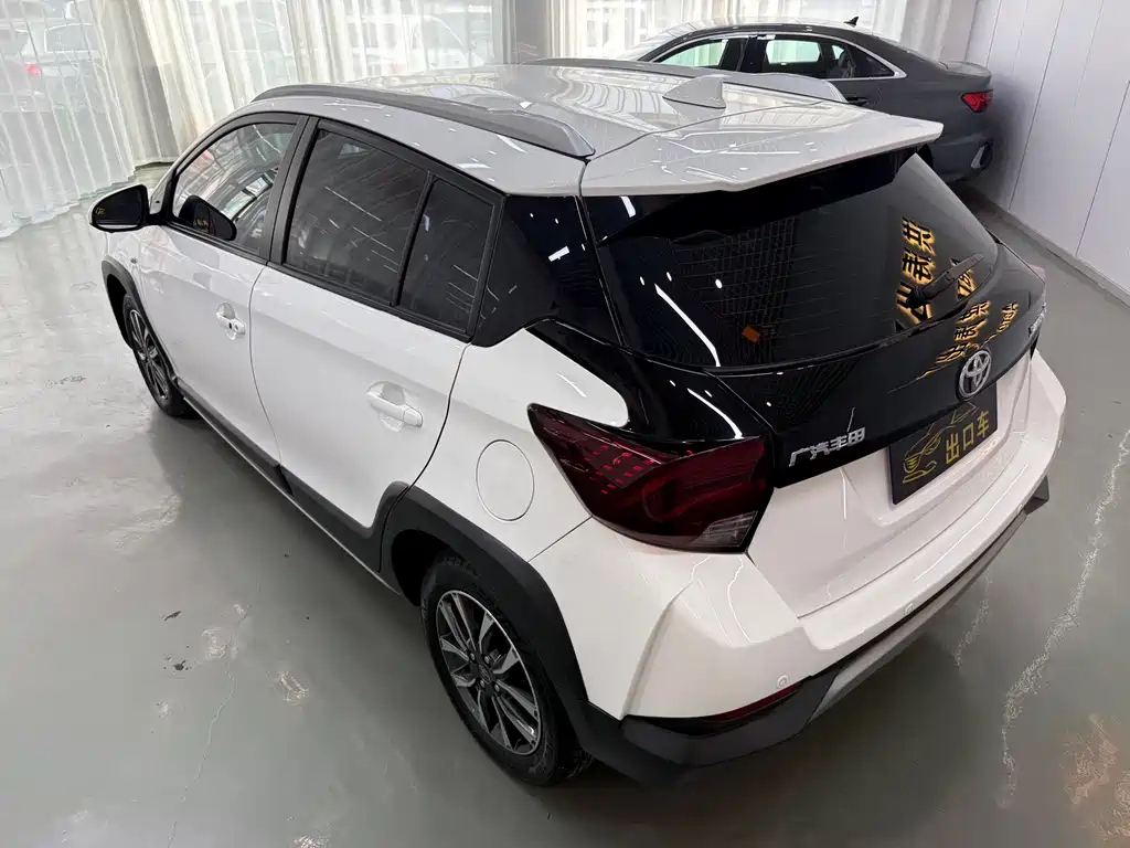 Toyota Yaris L — фото 4