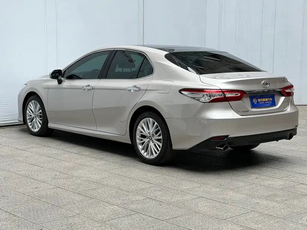 Toyota Camry — фото 9