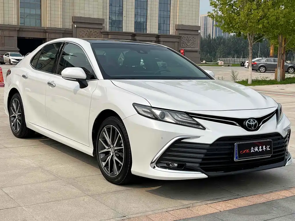 Toyota Camry — фото 2