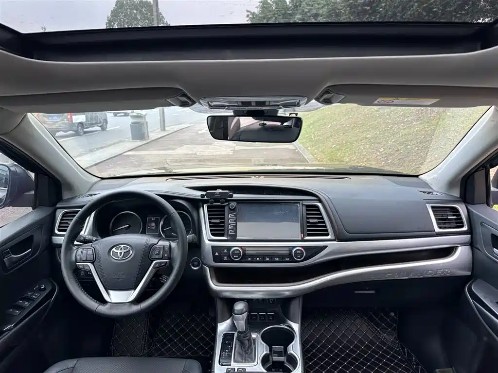 Toyota Highlander — фото 10