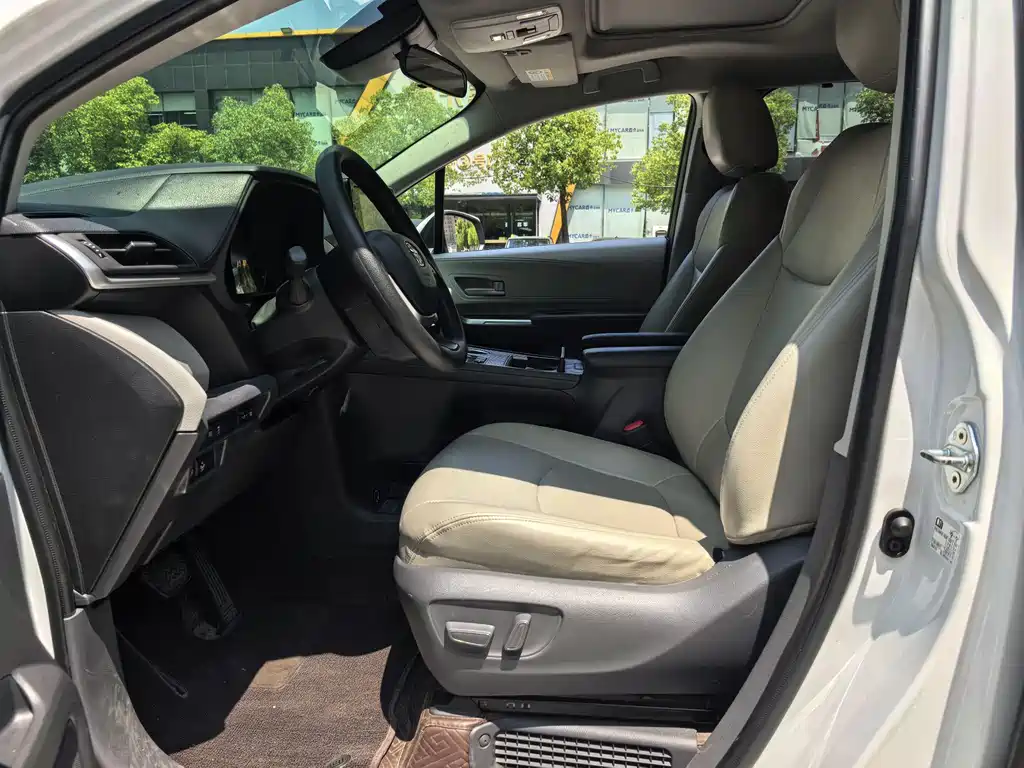 Toyota Sienna — фото 4