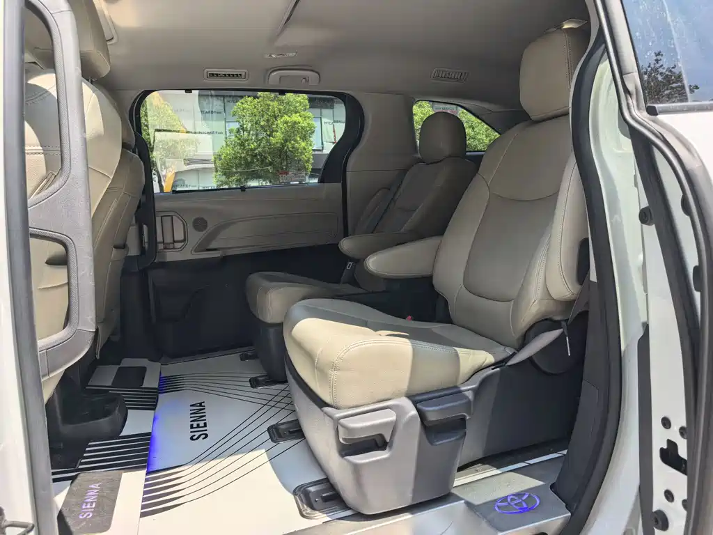 Toyota Sienna — фото 6