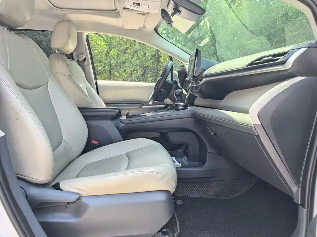 Toyota Sienna — фото 10