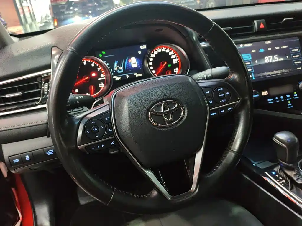 Toyota Camry — фото 7