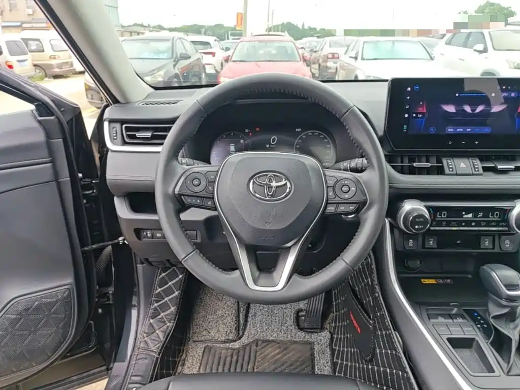 Toyota RAV4 — фото 11