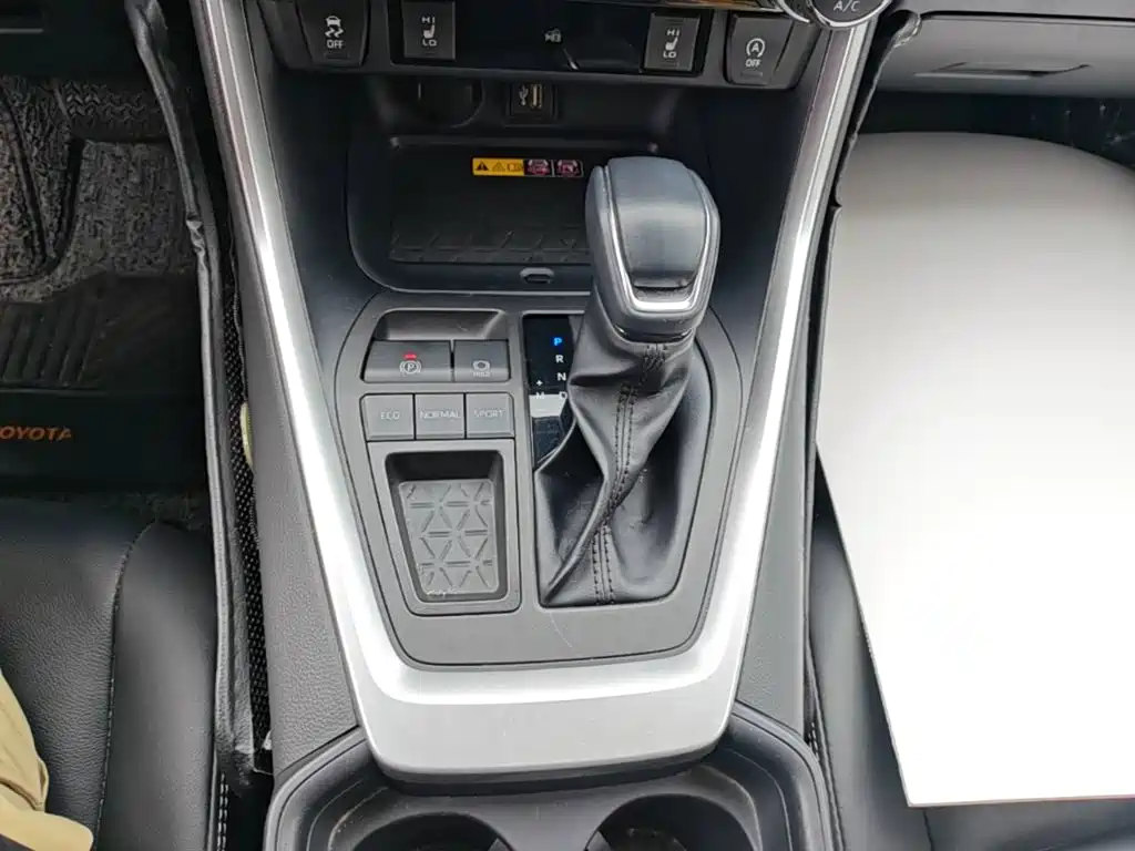 Toyota RAV4 — фото 14