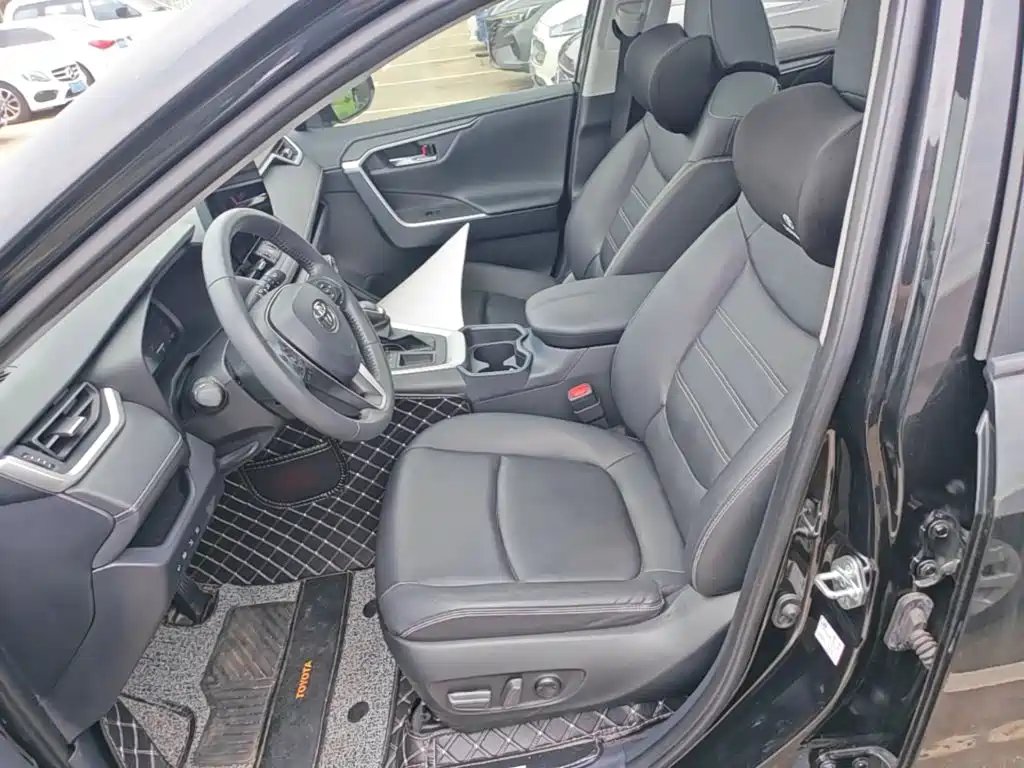 Toyota RAV4 — фото 15