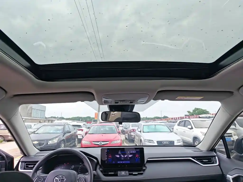 Toyota RAV4 — фото 18