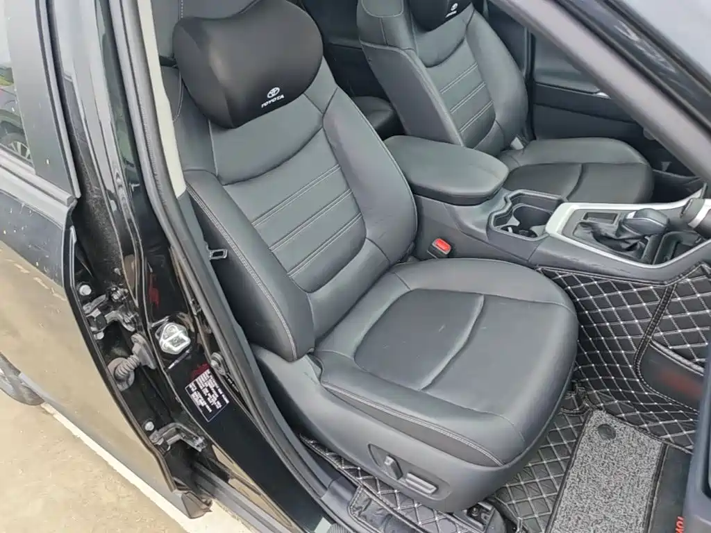Toyota RAV4 — фото 25