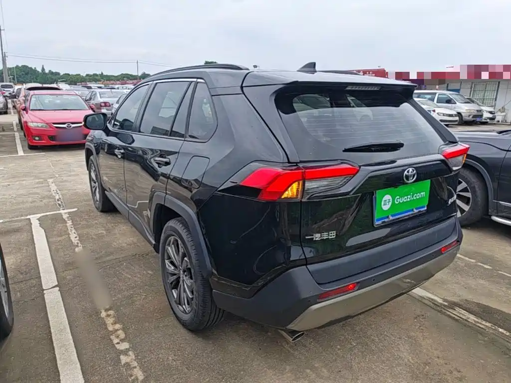 Toyota RAV4 — фото 5