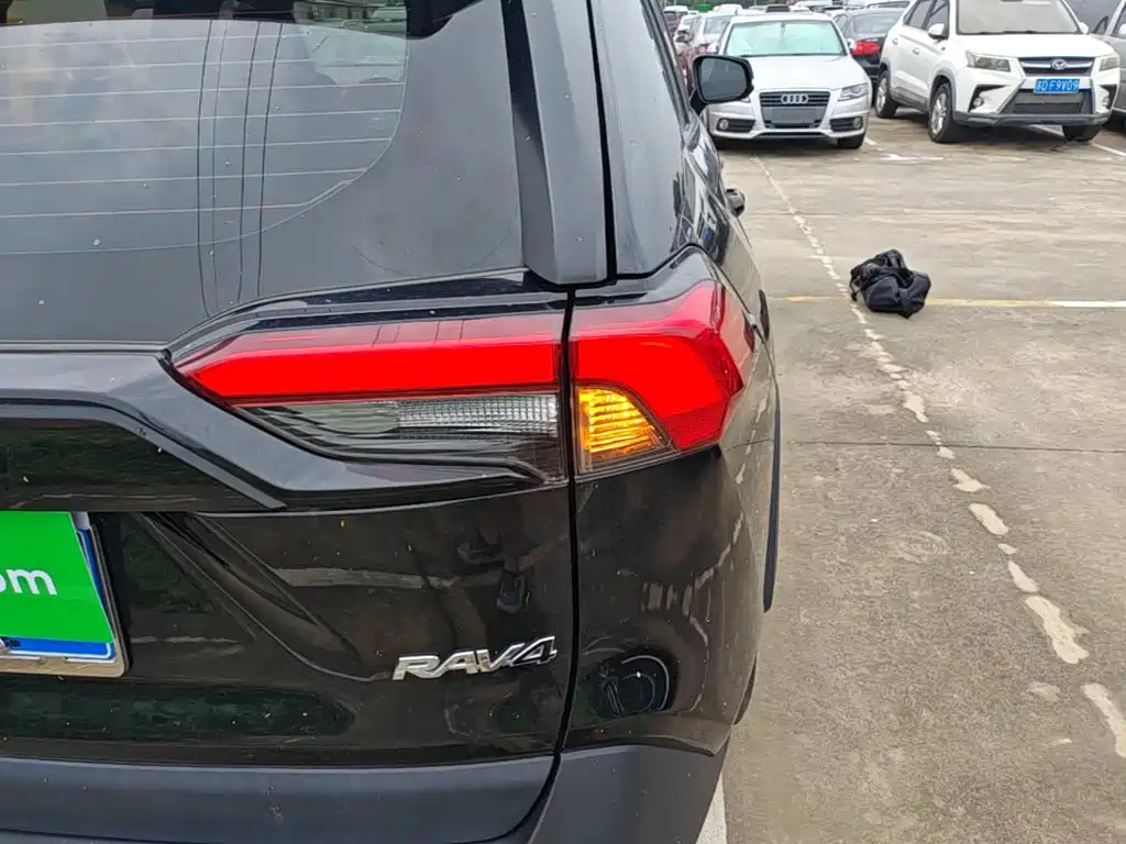 Toyota RAV4 — фото 8