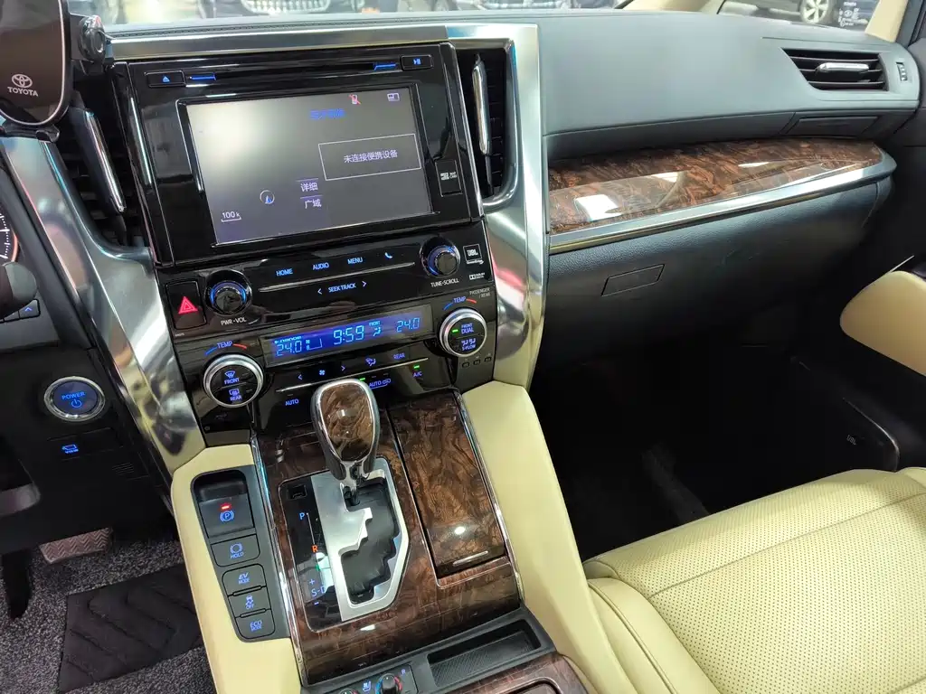 Toyota Alphard — фото 11
