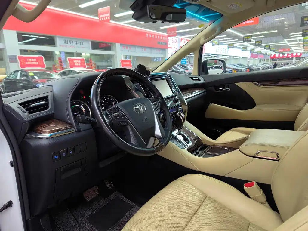 Toyota Alphard — фото 15