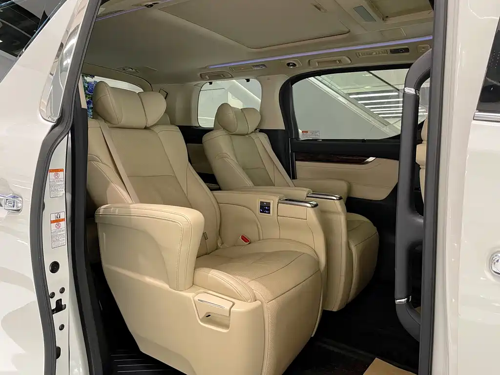Toyota Alphard — фото 20