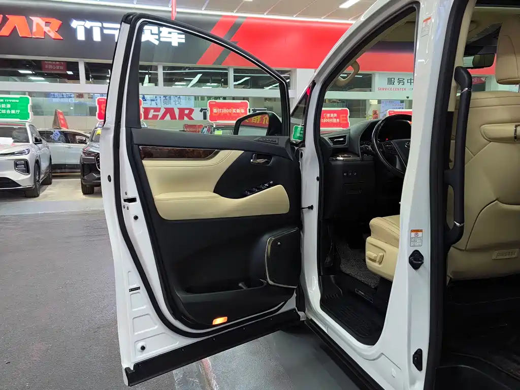 Toyota Alphard — фото 24