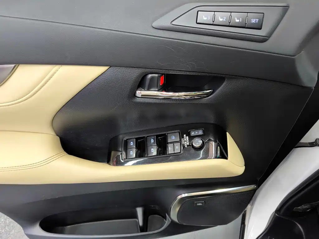 Toyota Alphard — фото 25