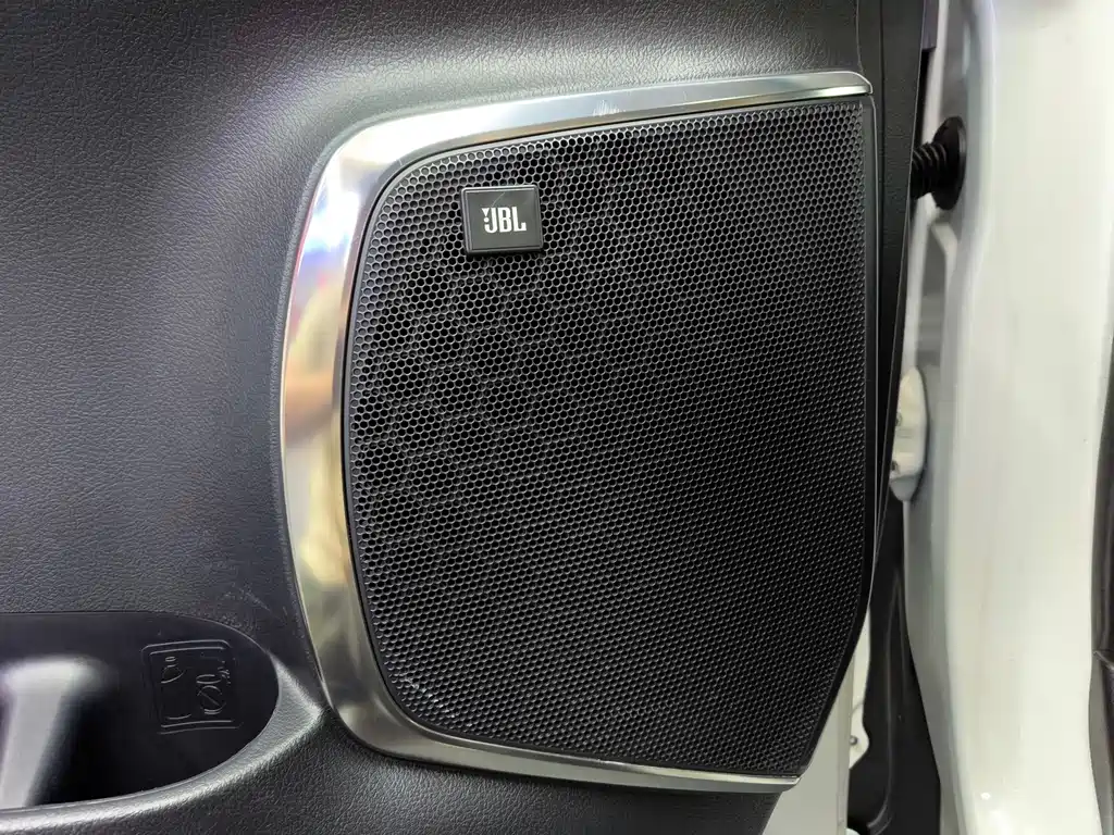 Toyota Alphard — фото 26