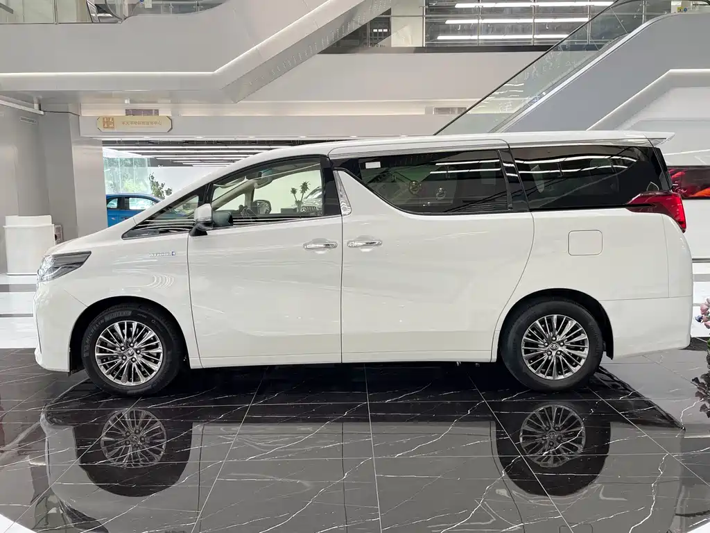 Toyota Alphard — фото 4
