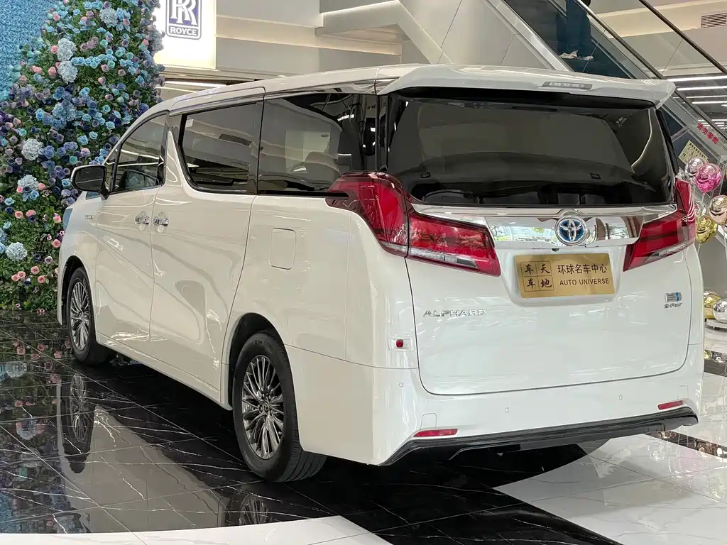 Toyota Alphard — фото 5