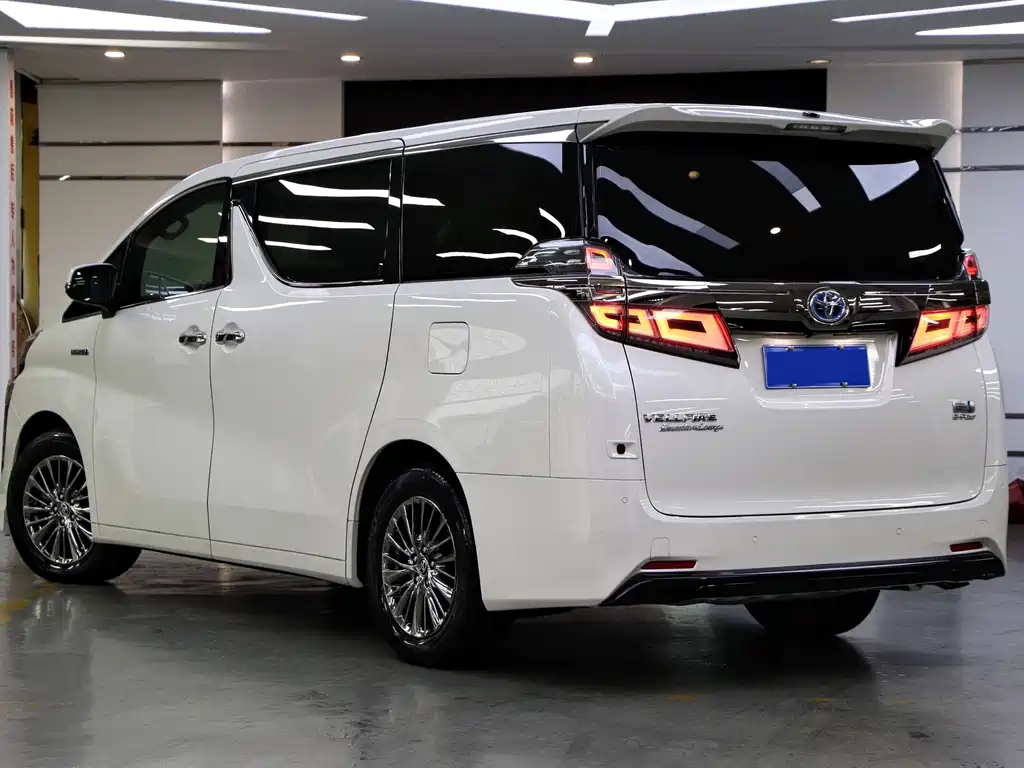 Toyota Vellfire — фото 4
