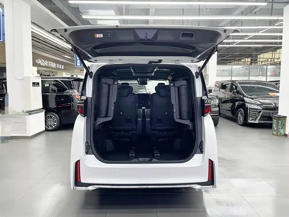 Toyota Vellfire — фото 13