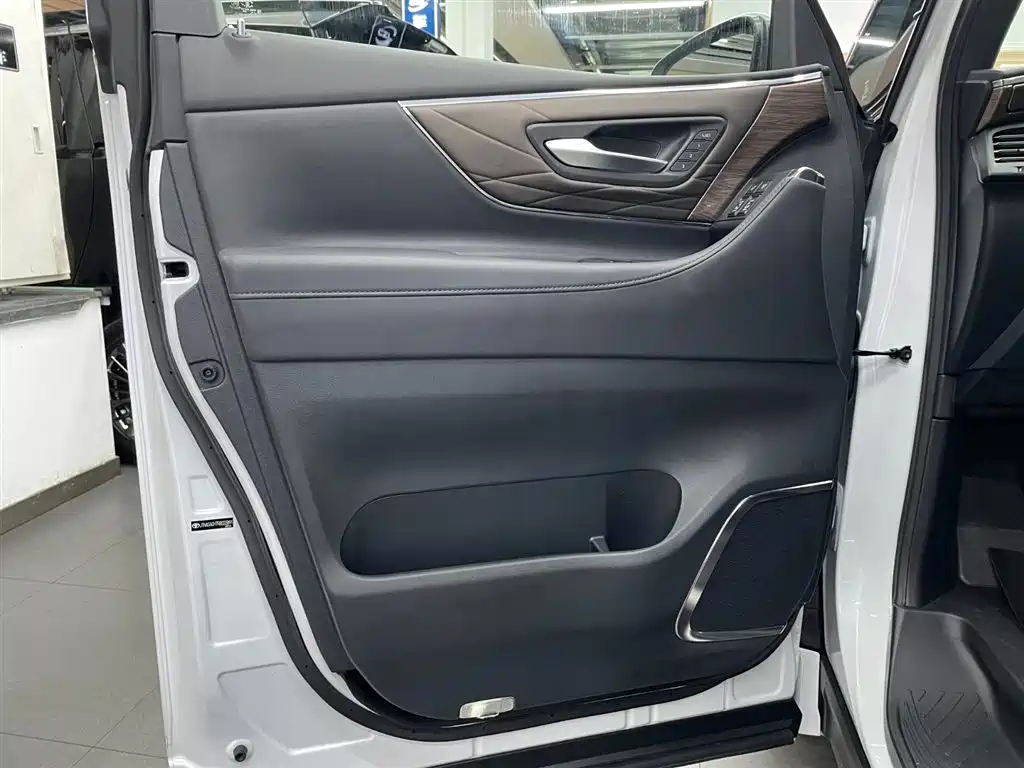 Toyota Vellfire — фото 14