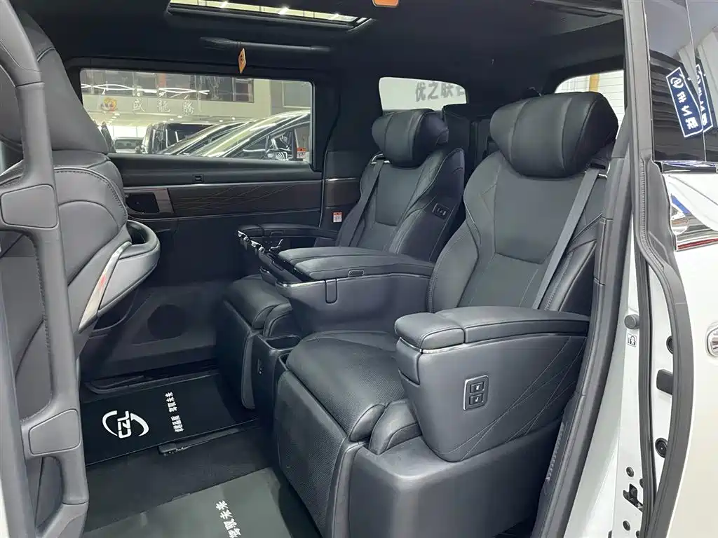 Toyota Vellfire — фото 9