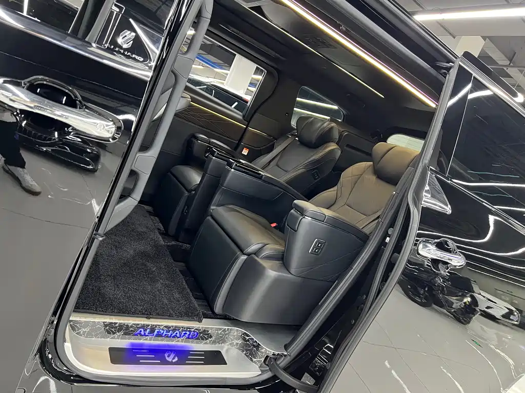 Toyota Alphard — фото 11
