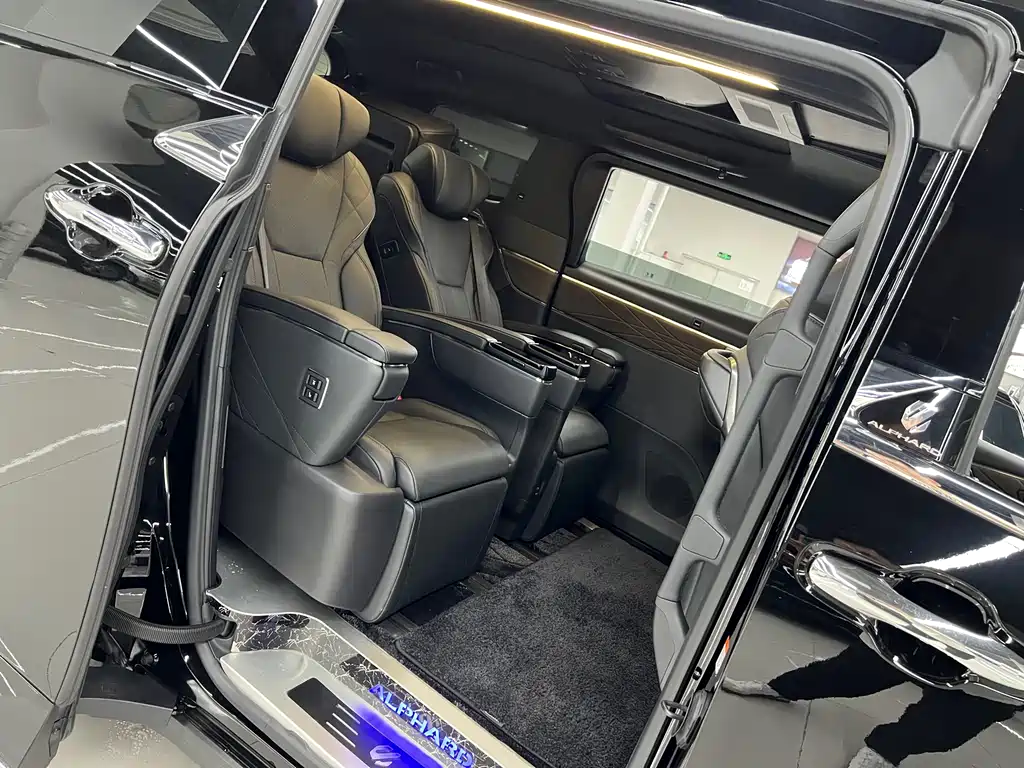 Toyota Alphard — фото 13
