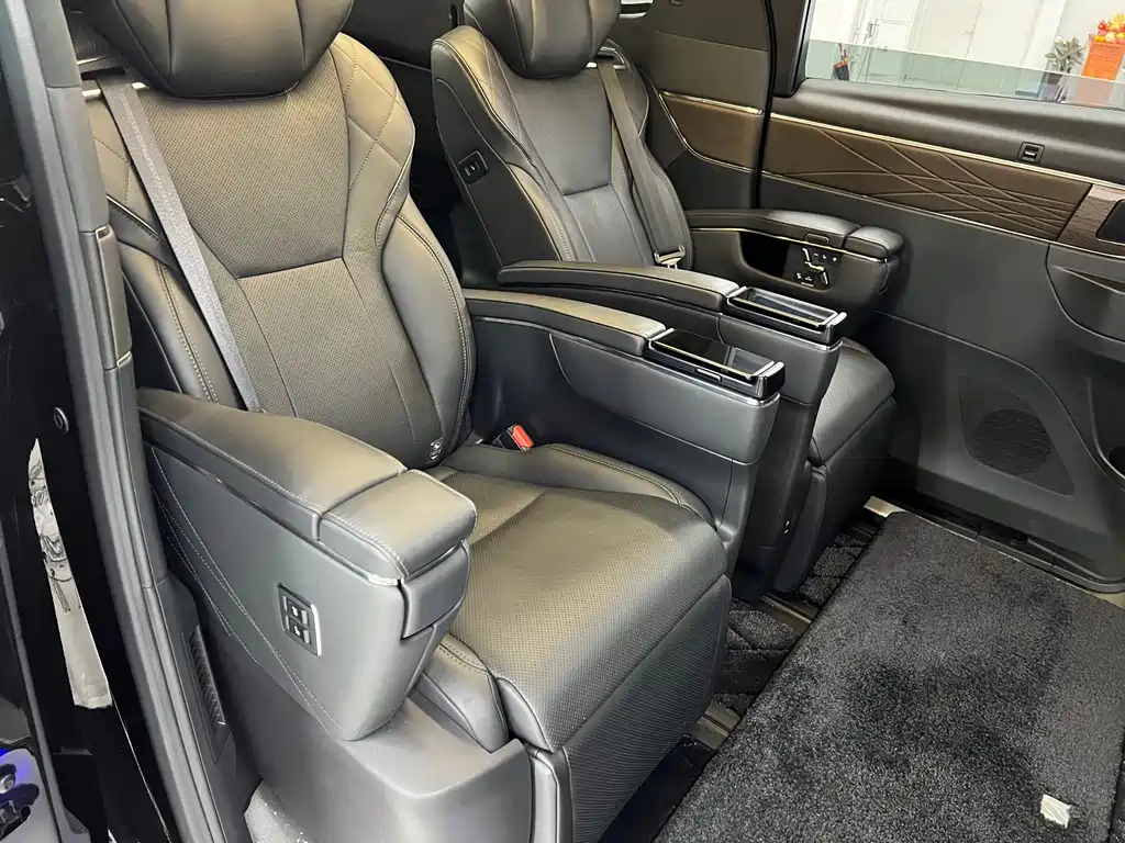 Toyota Alphard — фото 14