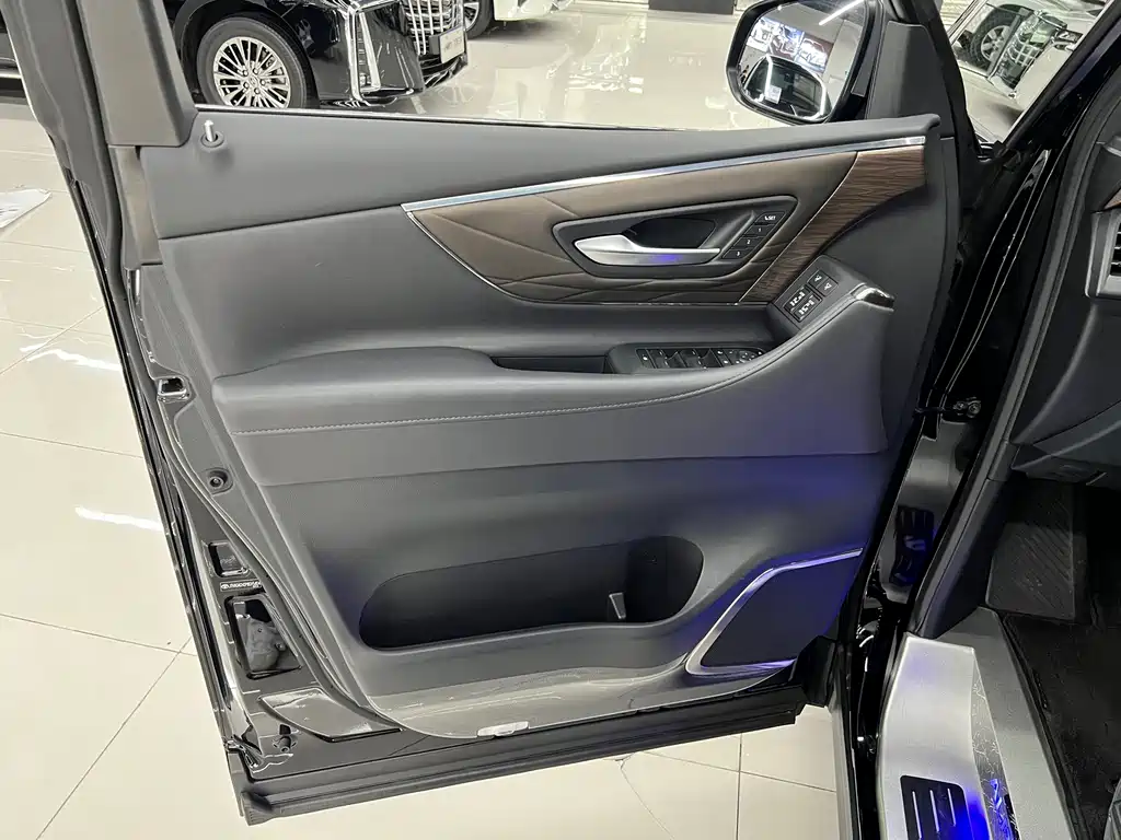 Toyota Alphard — фото 21