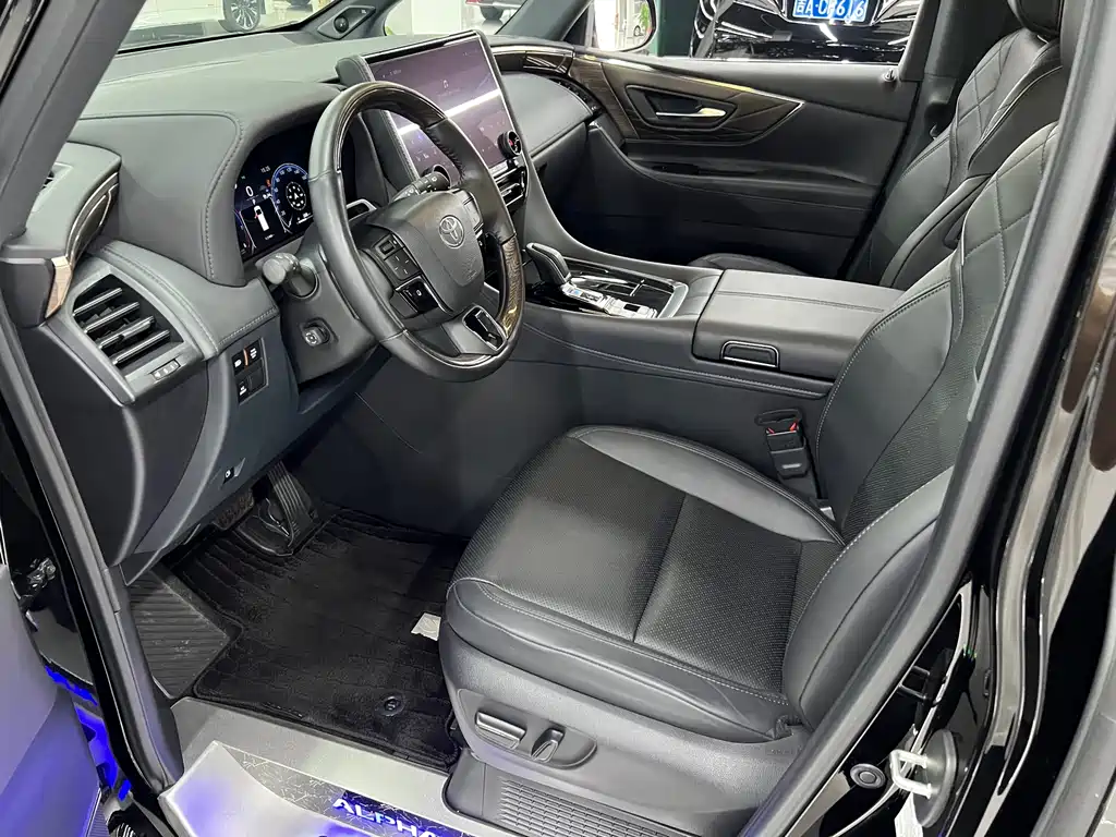 Toyota Alphard — фото 22